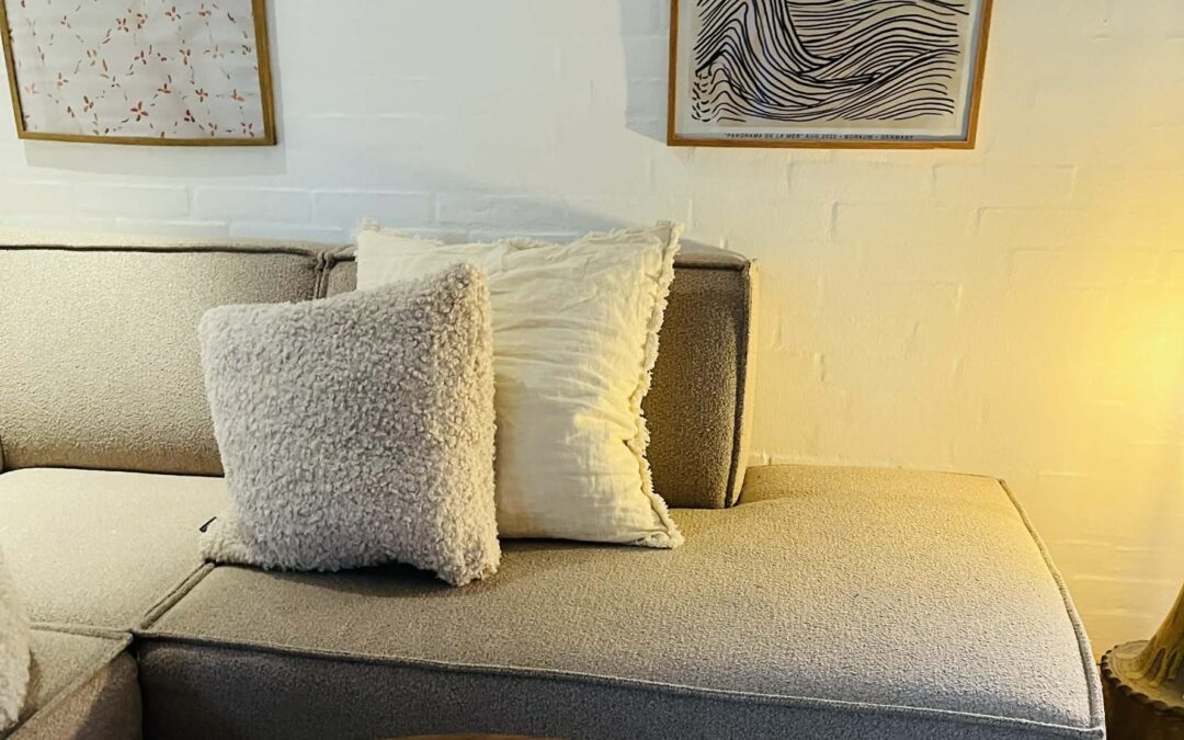 Sådan Skaber du en Hyggelig og Moderne Stue med de Rette Indretningsgenstande