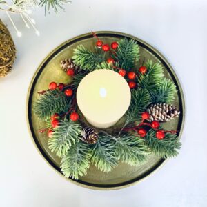 Kunstig Grankrans med kogler og røde bær