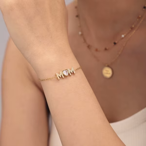 Hjerteformet “MOM” Armbånd Vandfast, Guld