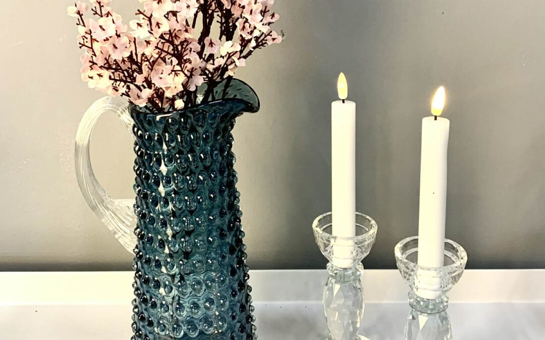 Sådan skaber du et hyggeligt hjem med dekorative vaser og lysestager