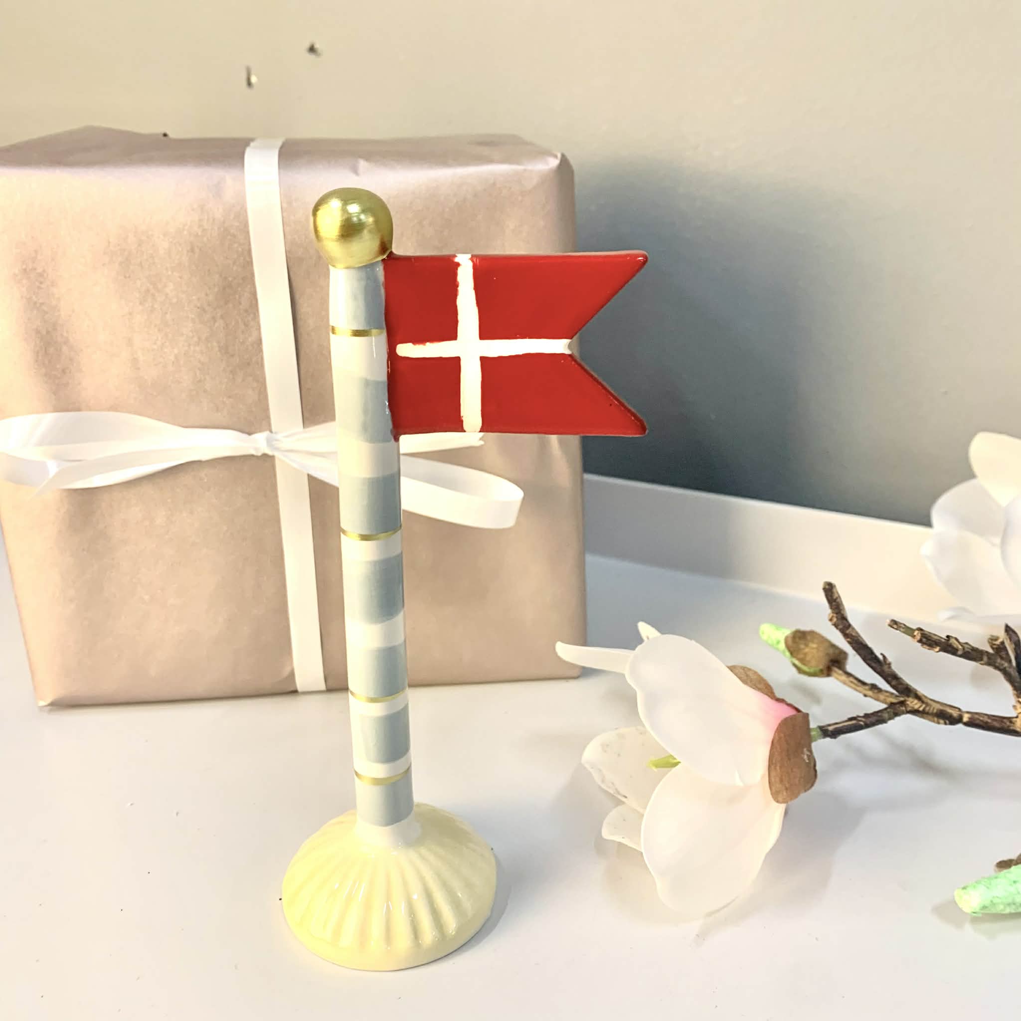 Keramik flag 18 cm Gul fod Blå striber