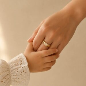 Personlig ring med “MOM, Guld